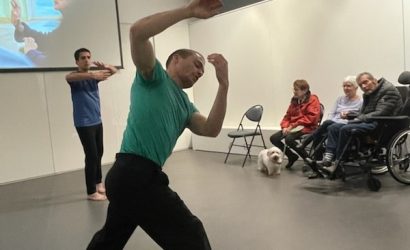 Deux danseurs devant un projecteur filmant les résidents