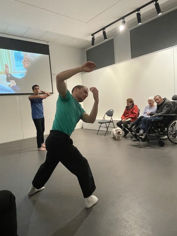 Deux danseurs devant un projecteur filmant les résidents